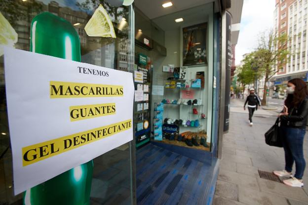 Las mascarillas empiezan a llegar a las farmacias de Cantabria a un precio «más moderado»