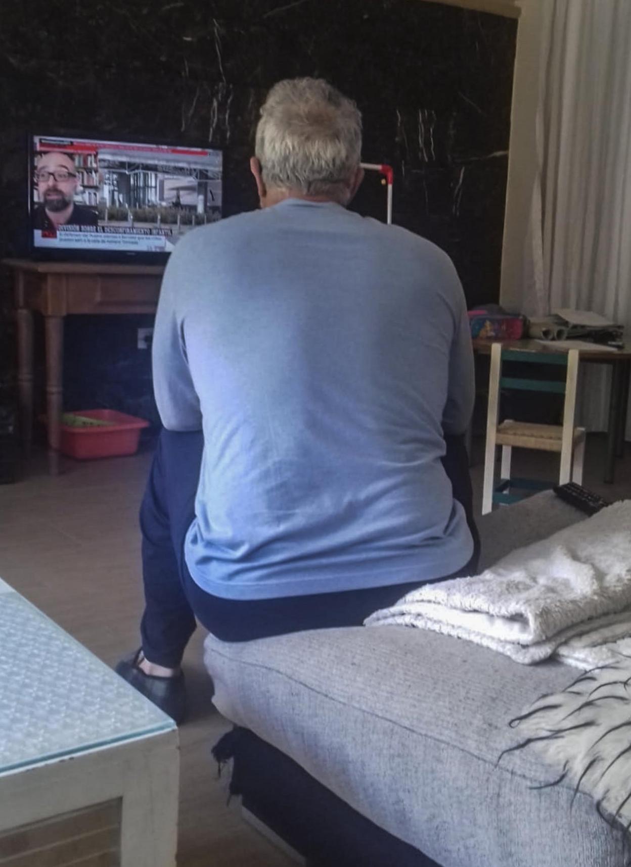 Luis, en su cuarto, viendo la televisión. dm