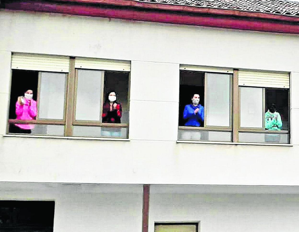 Varios trabajadores de Cadmasa, asomados a las ventanas del colegio de San Felices. 