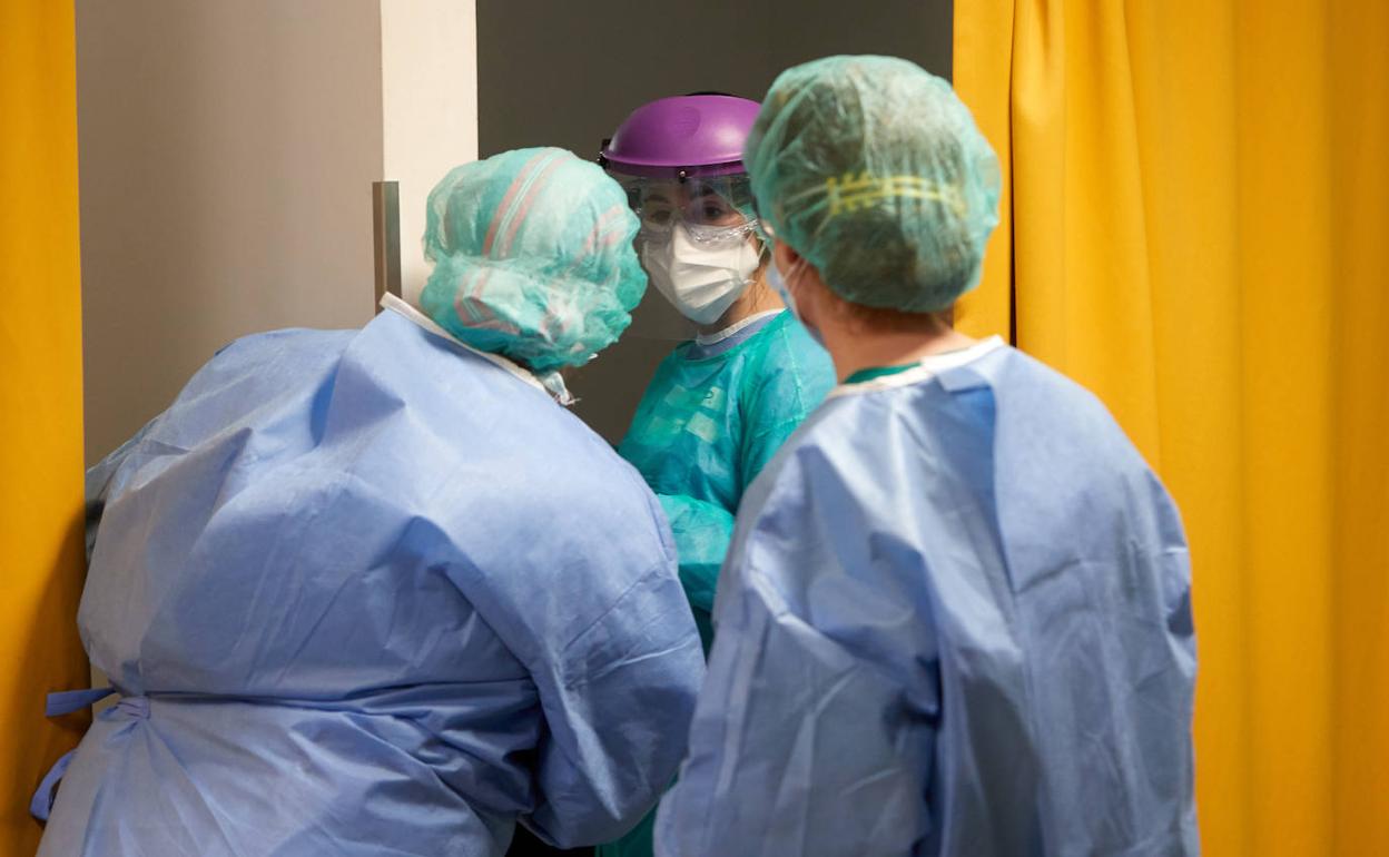 Profesionales del Hospital Valdecilla trabajando durante la crisis sanitaria del coronavirus. alberto aja