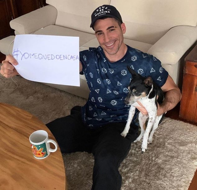 Miguel Ángel Silvestre con su perro.