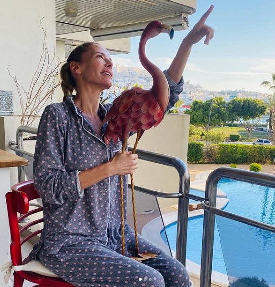 Paula Vázquez, en pijama en su terraza.