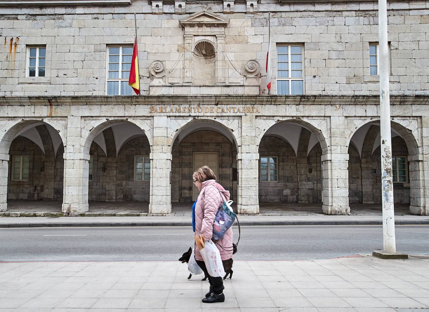 Las banderas ondearán a media asta en todos los edificios oficiales hasta que finalice el estado de alarma vigente. Hoy se veían ya en el Ayuntamiento, el Parlamento regional, el Gobierno, la sede de Educación o el Racing, entre otros