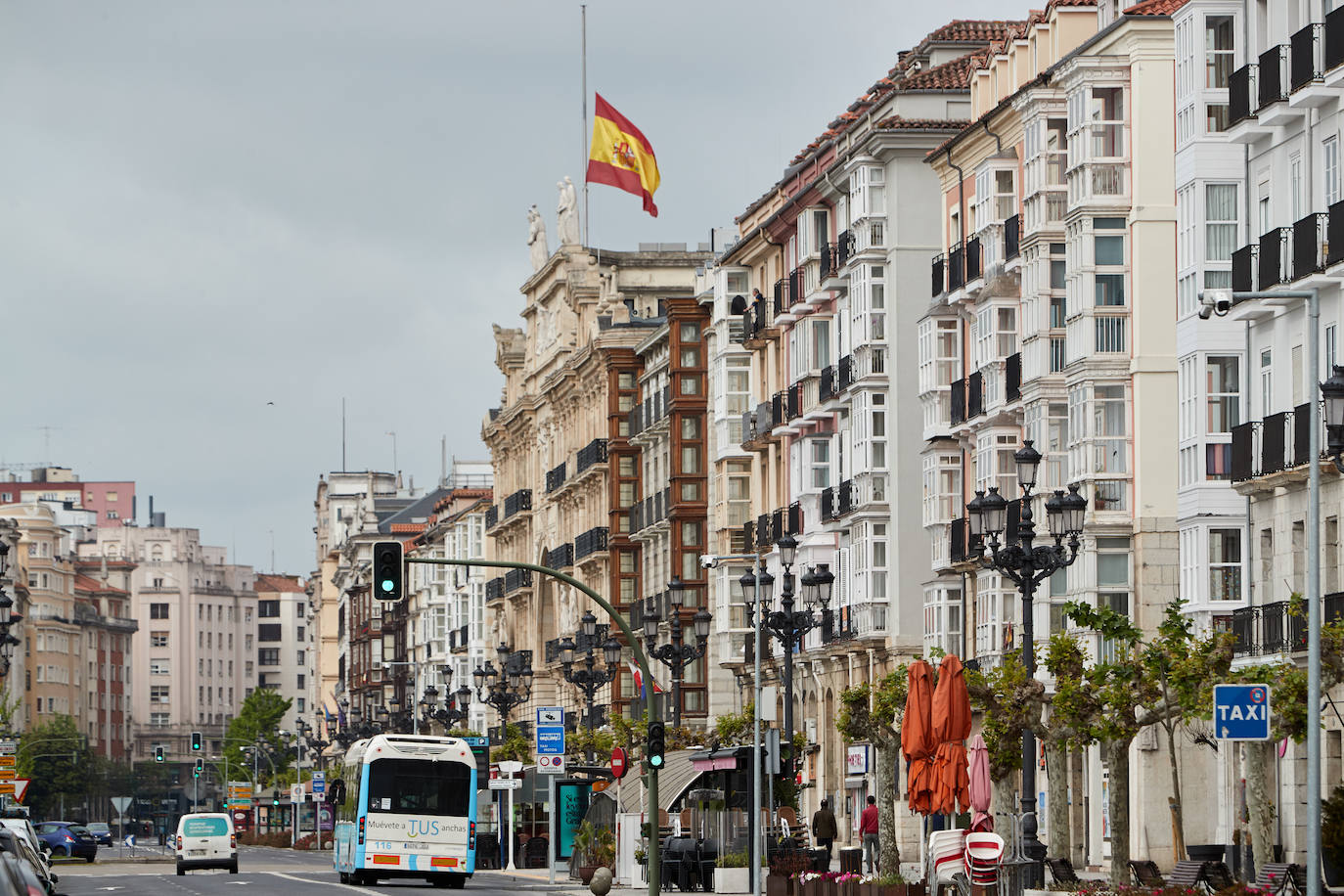 Las banderas ondearán a media asta en todos los edificios oficiales hasta que finalice el estado de alarma vigente. Hoy se veían ya en el Ayuntamiento, el Parlamento regional, el Gobierno, la sede de Educación o el Racing, entre otros