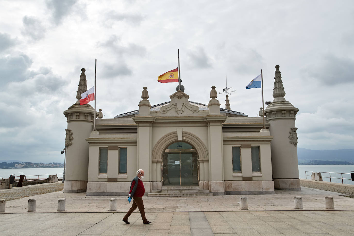 Las banderas ondearán a media asta en todos los edificios oficiales hasta que finalice el estado de alarma vigente. Hoy se veían ya en el Ayuntamiento, el Parlamento regional, el Gobierno, la sede de Educación o el Racing, entre otros