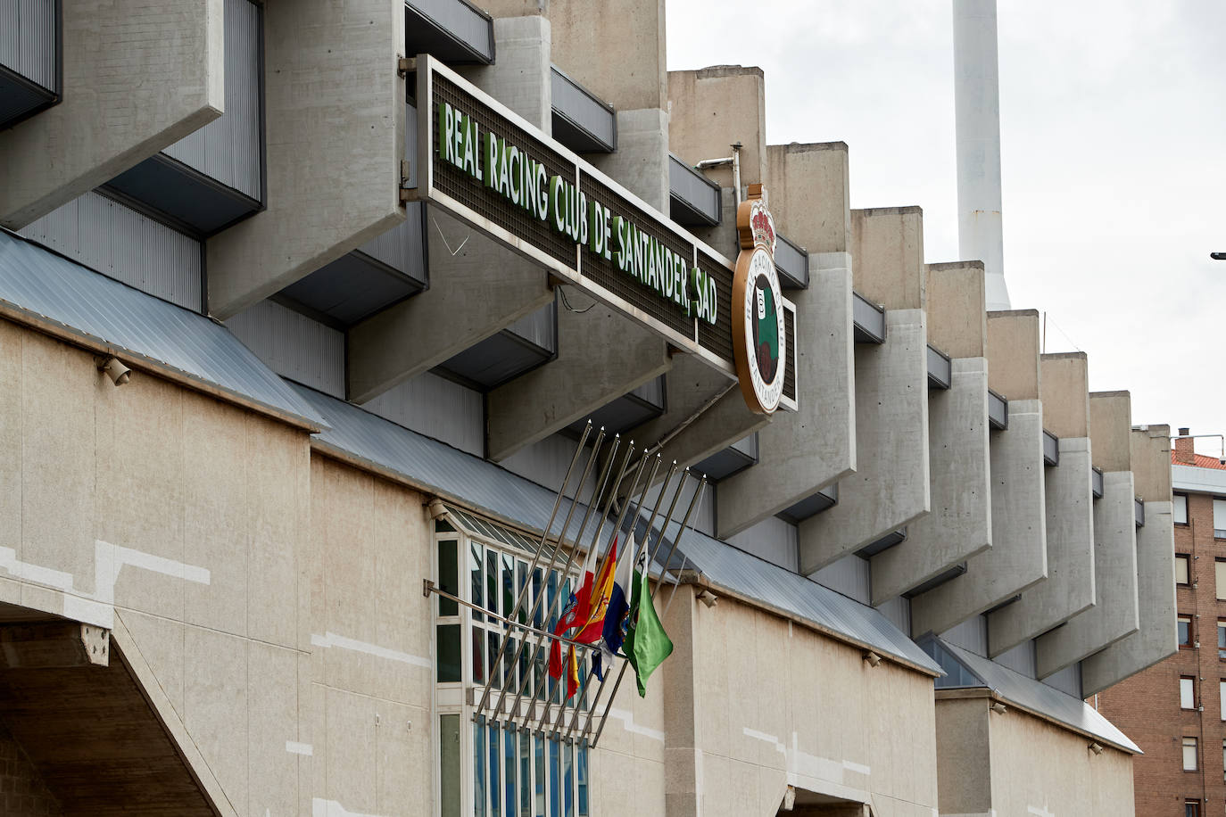 Las banderas ondearán a media asta en todos los edificios oficiales hasta que finalice el estado de alarma vigente. Hoy se veían ya en el Ayuntamiento, el Parlamento regional, el Gobierno, la sede de Educación o el Racing, entre otros