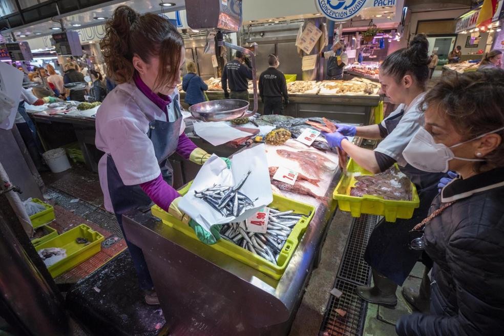 Bocarte. Las pescaderías comenzaron ayer a vender este pescado, a un precio entre 5 y 7 euros. 