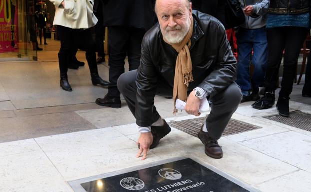 Marcos Mundstock posa en 2018 junto a la placa con la que lBuenos Aires homenajeó a Les Luthiers. 