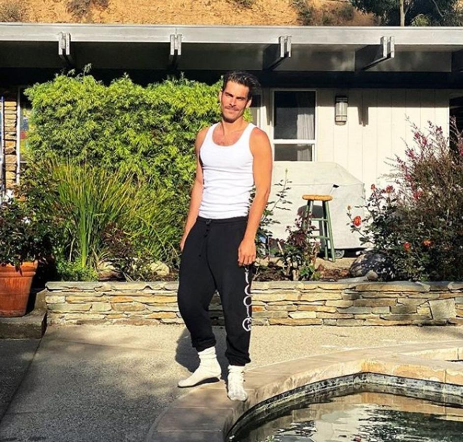 Jon Kortajarena en el jardín de la casa en la que está confinado.