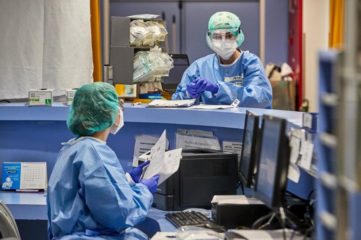 Profesionales sanitarios de Valdecilla, con los trajes de protección, en una de las unidades de asistencia a los pacientes Covid-19. 