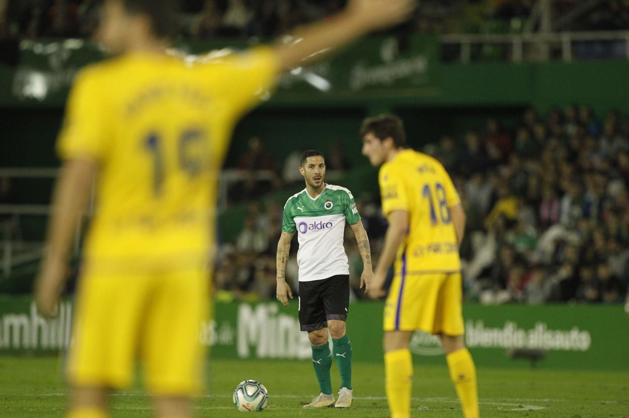 Álvaro Cejudo, durante el partido de esta temporada que enfrentó al Racing y al Alcorcón. 