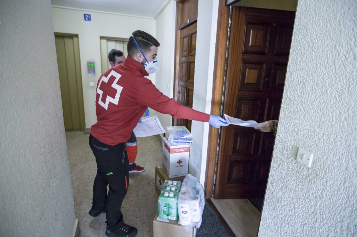 Voluntarios de Cruz Roja Cantabria reparten alimentos durante el confinamiento.