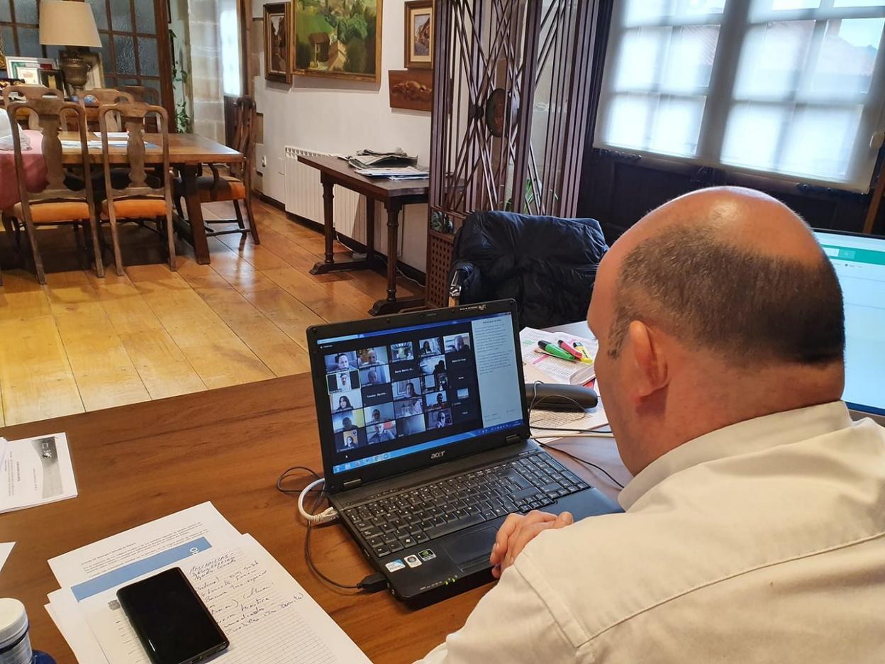 Ángel Rodríguez, ayer, durante el encuentro telemático. dm