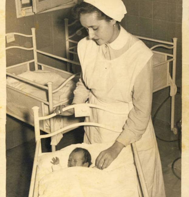 Enfermera y bebé en la maternidad de un hospital valenciano en 1956.