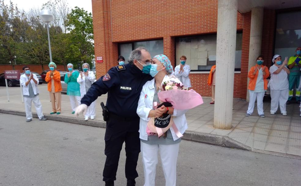 José Ruiz besa con la mascarilla puesta a su mujer Ana María Machín, en la puerta del Hospital Sierrallana.