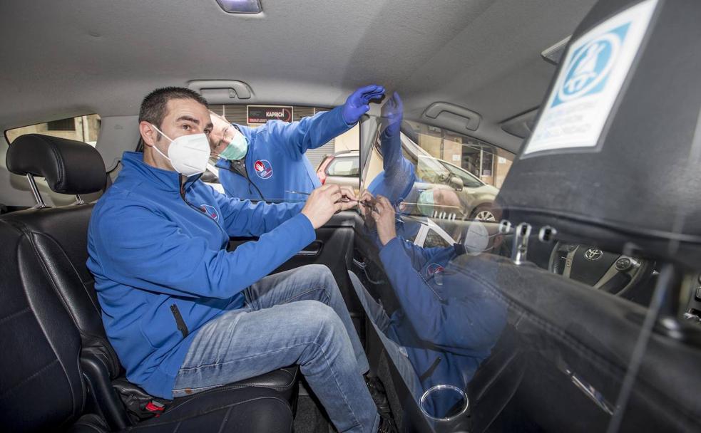 Instalación de una mampara en un taxi de la parada de la Estación de Autobuses de Santander.