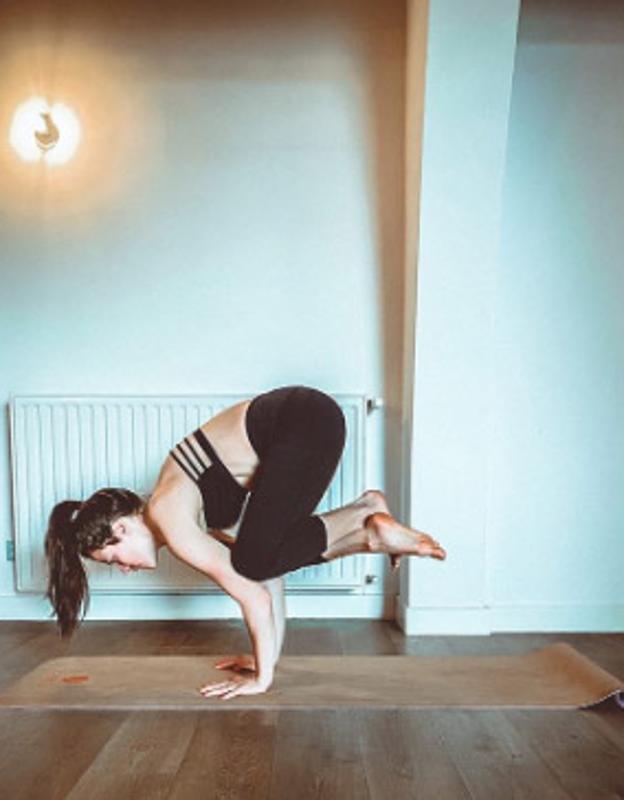 Marion Haerty durante una de sus sesiones de yoga en casa.