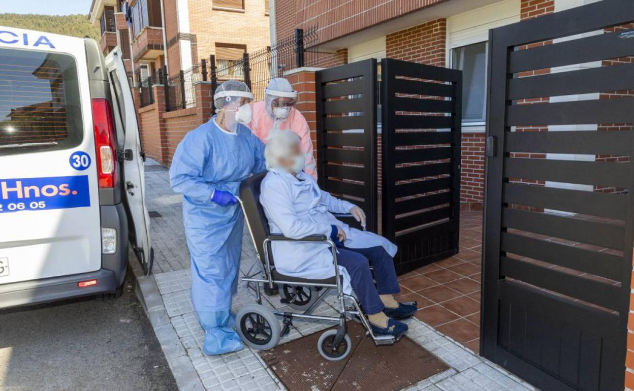 Imagen de archivo del traslado de una anciana que ha dado positivo en Covid -19 de la Residencia de Carrejo al CAD de Meruelo, para pasar allí la cuarentena.