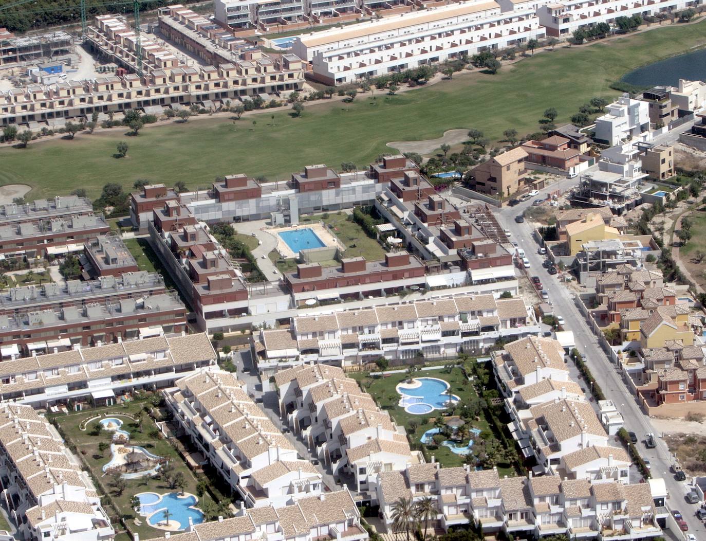 Vista aérea de una urbanización en Alicante, con zonas comunes.