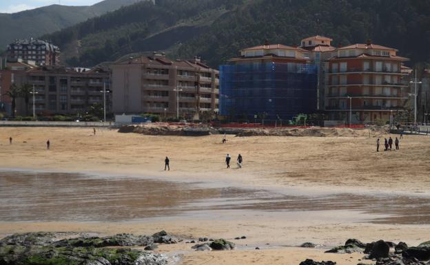 Castro y Laredo permitirán a los niños acceder a sus playas desde mañana