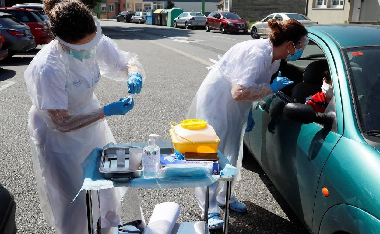 Sanitarios realizan test rápidos a las puertas de un hospital en Lugo.