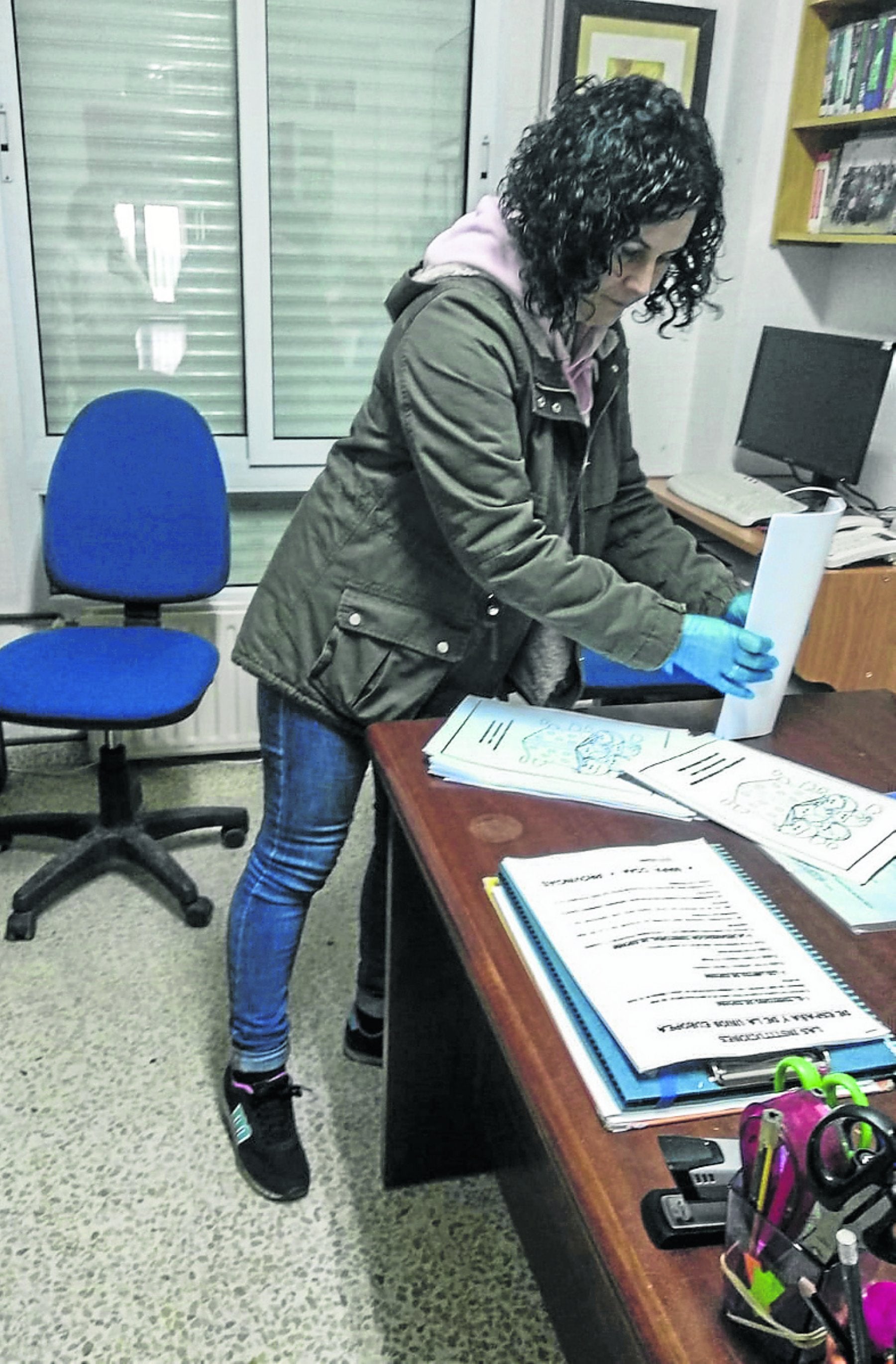 La directora del colegio prepara las fichas para repartir entre los alumnos, en su despacho del centro. Ella, además de docente, es la alcaldesa de San Pedro.
