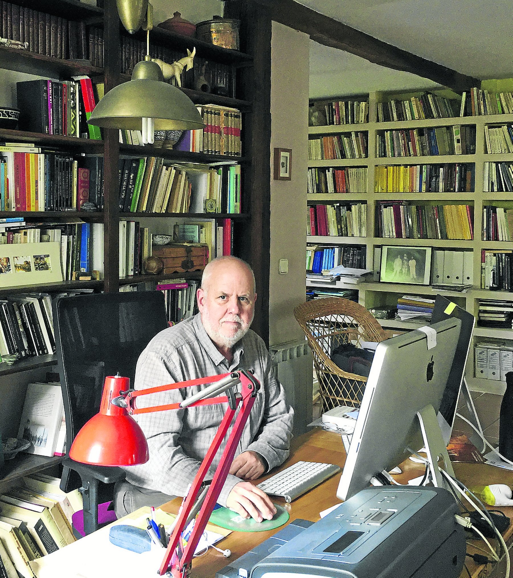 El profesor Manuel González Morales, autor de 'Releyendo la Prehistoria', en su espacio íntimo. 