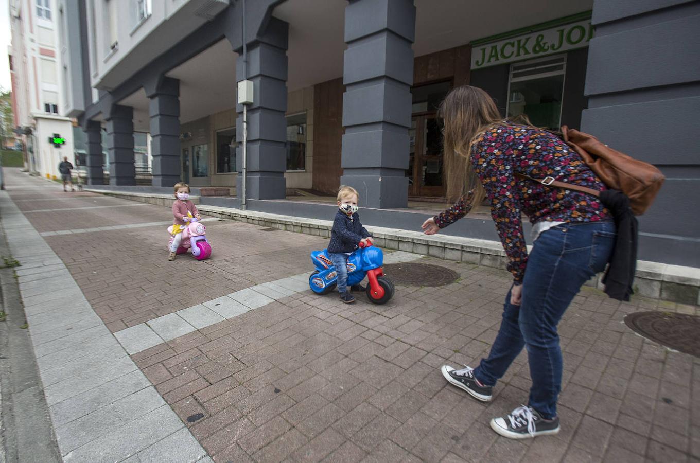 Fotos: Los niños de Cantabria pisan la calle