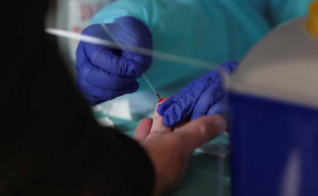 Un sanitario toma una muestra de sangre para realizar un test en A Estrada (Pontevedra).