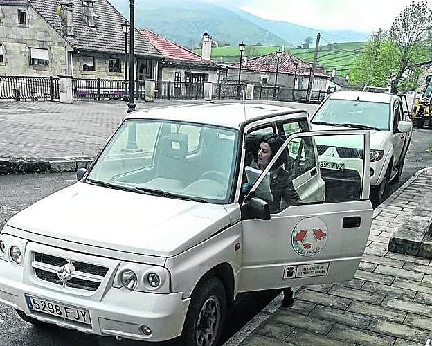 Azucena Escudero, durante uno de los traslados a domicilio del material escolar, que se realiza puerta a puerta con garantías necesarias, para que los niños puedan continuar con las tareas.