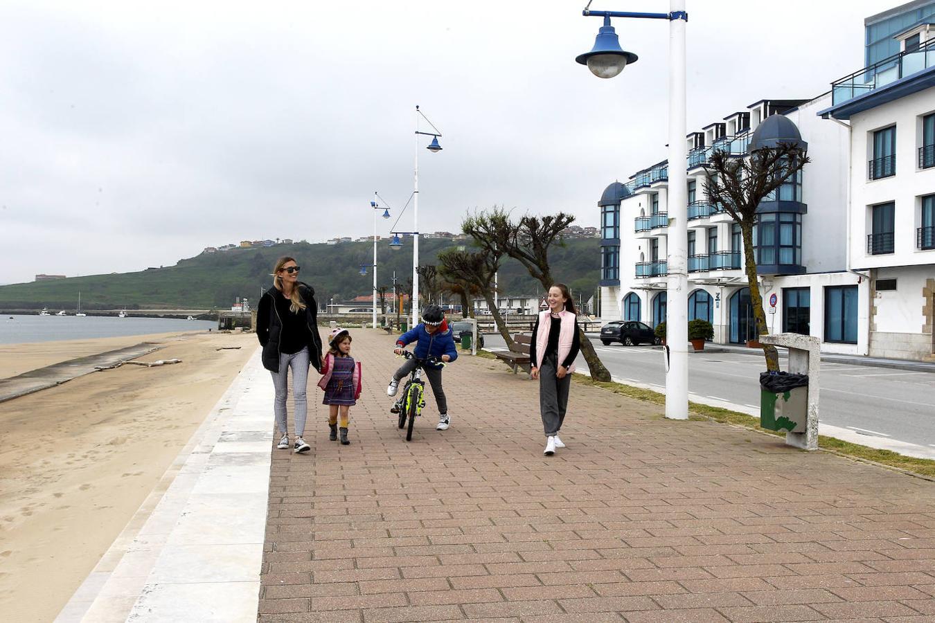 Fotos: Los niños disfrutan en distintos puntos de Cantabria