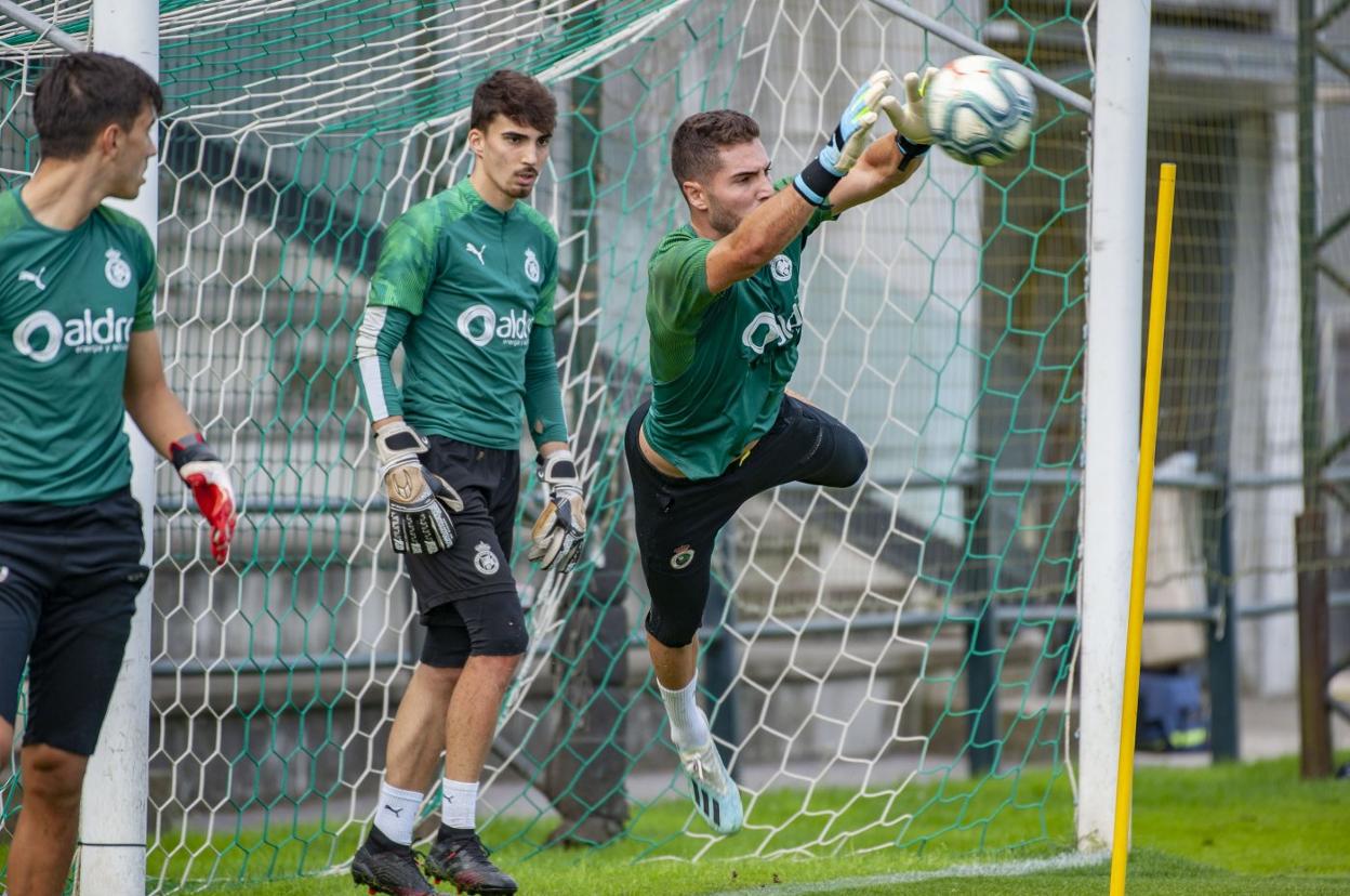 Luca Zidane, durante un entrenamiento con el Racing en La Albericia. daniel pedriza
