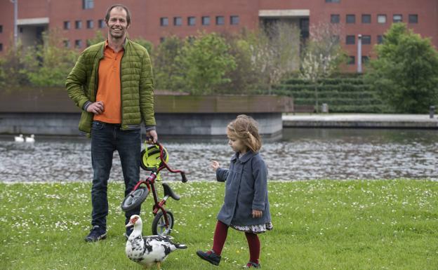 Teresa, con su padre, en el parque de Las Llamas, en Santander.