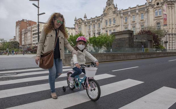 Cloe con su madre, Cristina, tras dejar la Plaza del Ayuntamiento de Santander.