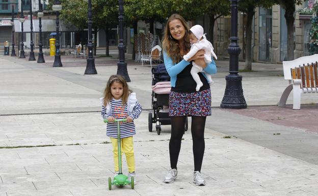 Ángela, junto a su madre, María –con Diana en brazos–, en Torrelavega.