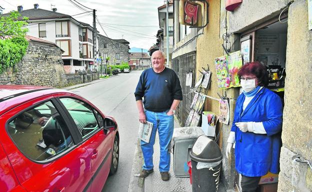 María Dolores Aparicio y Fernando Portillas, en la calle principal de Arenas.