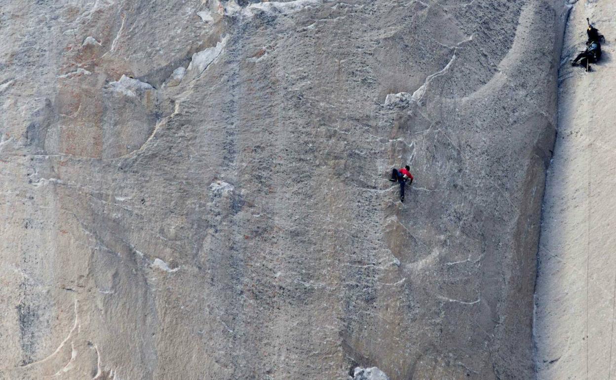 Los escaladores estadounidense Kevin Jorgeson y Tommy Caldwell se convirtieron en 2015 en ser los primeros en escalar. en una sola expedición, la montaña de granito 'El Capitán' del Valle de Yosemite en California (EEUU).