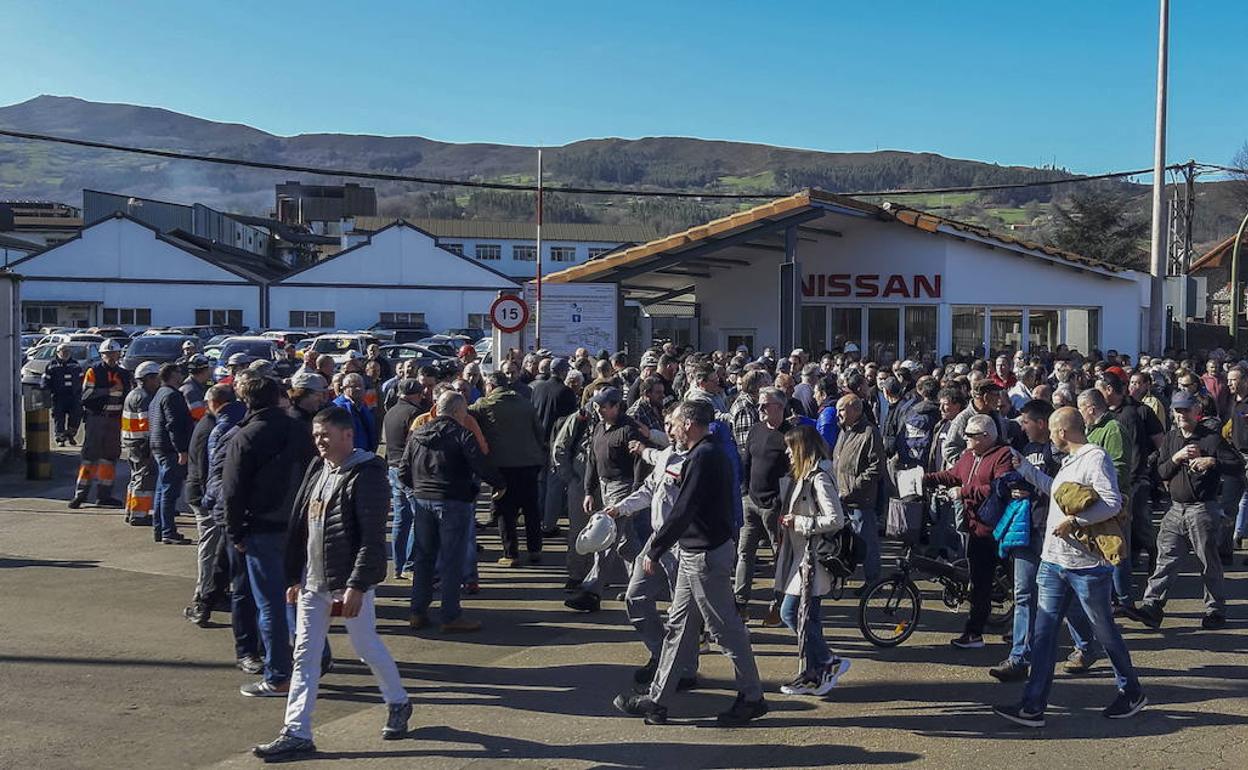 Imagen de archivo de trabajadores, familiares y vecinos de Los Corrales, que en febrero se concentraron en la puerta de las instalaciones para reclamar un plan industrial para garantizar el futuro de la compañía en España.