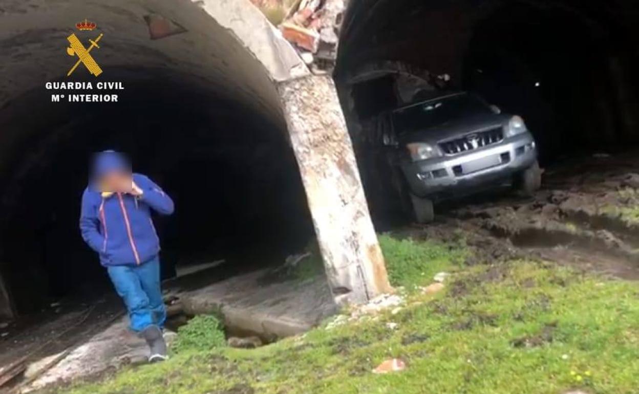 El detenido y su coche, ayer en el interior de la antigua mina de las Mánforas.