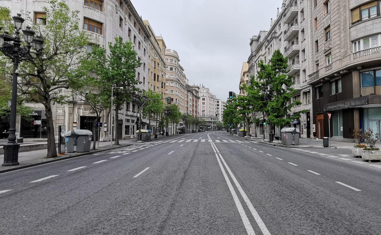 La calle Calvo Sotelo de Santander, a primera hora del domingo.