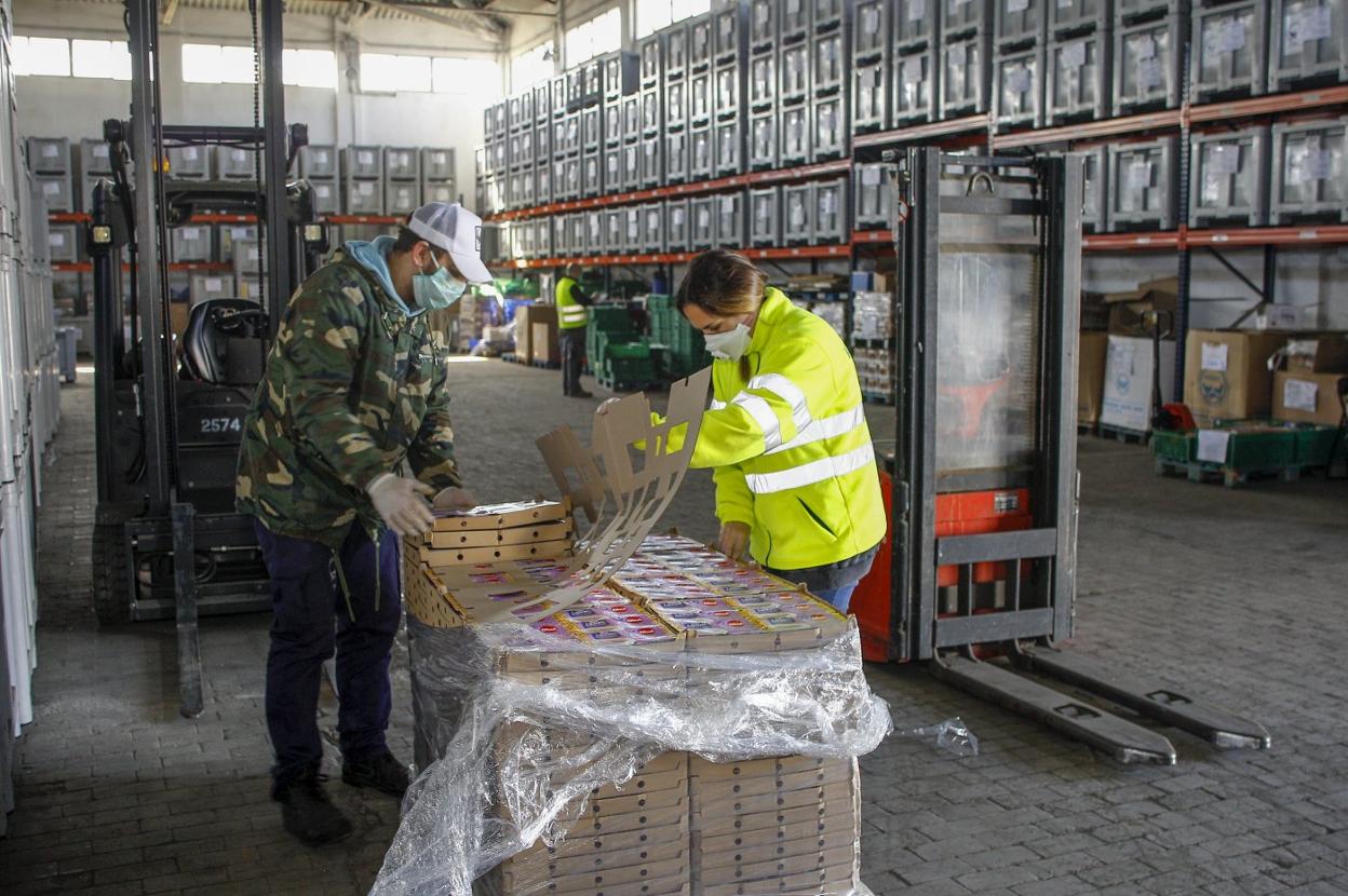 Dos empleados organizan los pedidos del día siguiente.