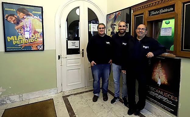 Joaquín Fuentes, gerente de Proyecfilm, junto a su hijo Alberto y un empleado en el cine de Peñaranda de Bracamonte (Salamanca).