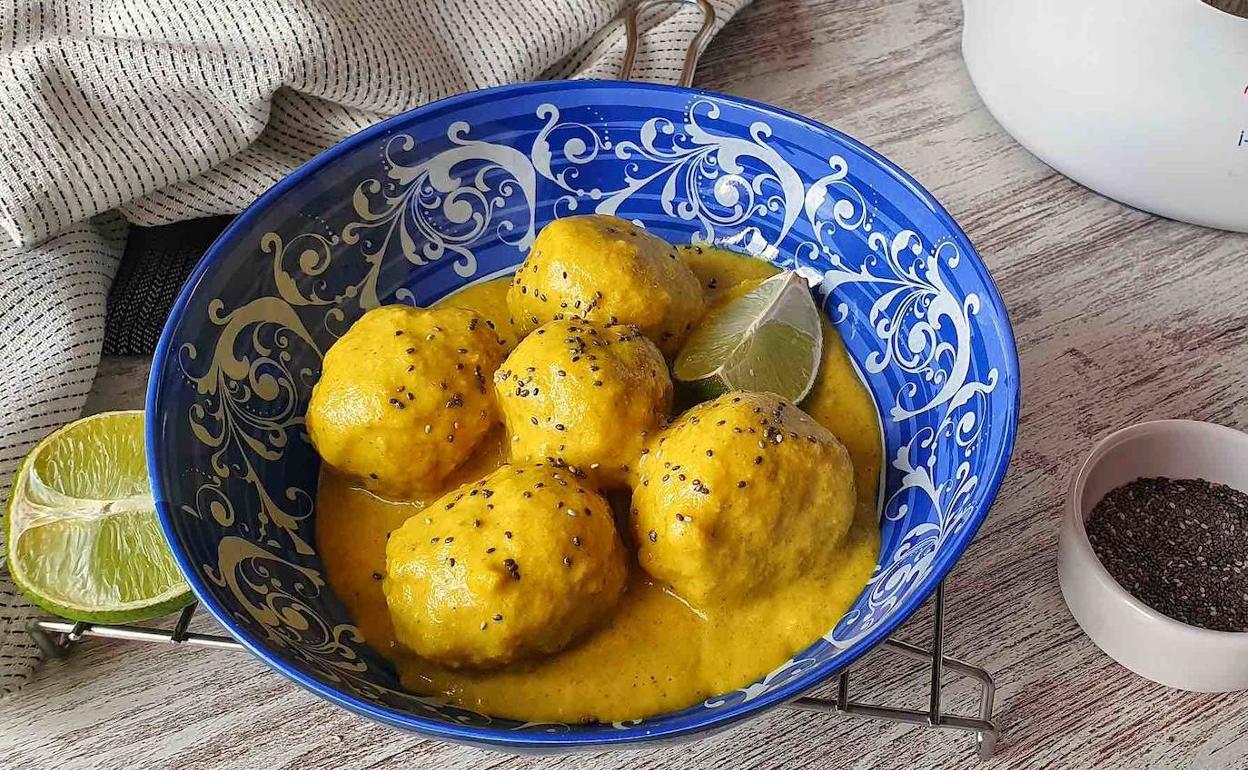 Albóndigas vegetales con salsa de curry. 