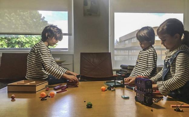 Antonio, Javier y Teresa comparten juego en una de las estancias de la casa. 