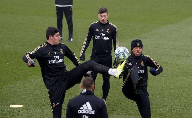 Jugadores del Real Madrid, entrenando en enero en Valdebebas. 