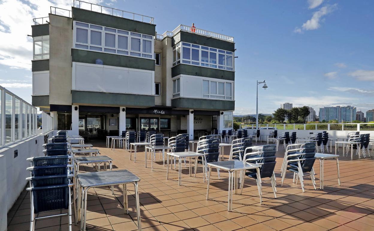 La terraza cerrada de un establecimiento de Gijón a consecuencia del estado de alarma.