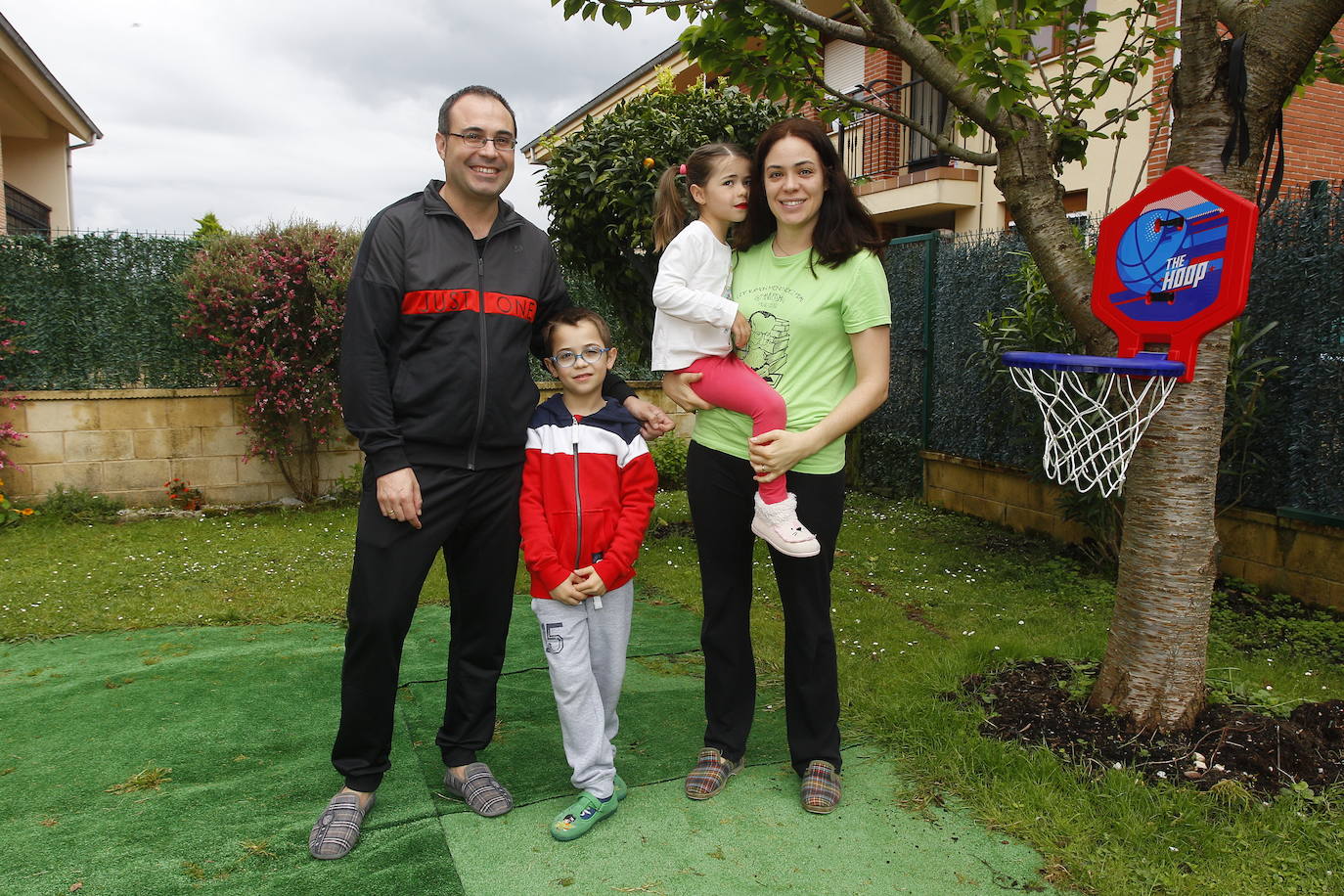 Carlos con su mujer, Pilar, y sus dos hijos, en el jardín de su casa en Villapresente