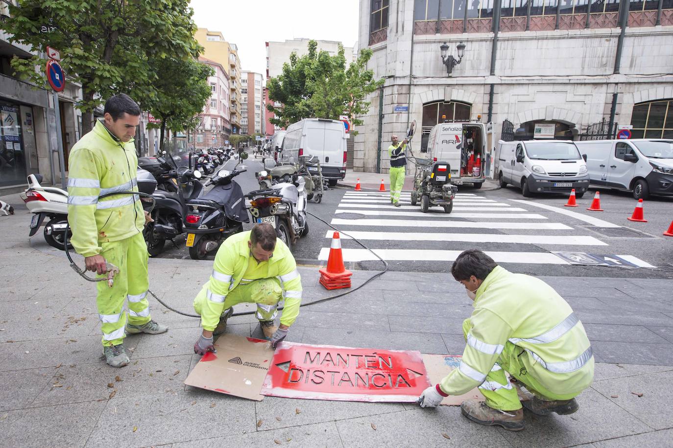 El Ayuntamiento de Santander ha comenzado a señalizar los pasos de cebra de la ciudad, especialmente los más concurridos, y estudia ampliar los tiempos de los semáforos con el objetivo de regular el cruce de los peatones garantizando la distancia de seguridad necesaria.