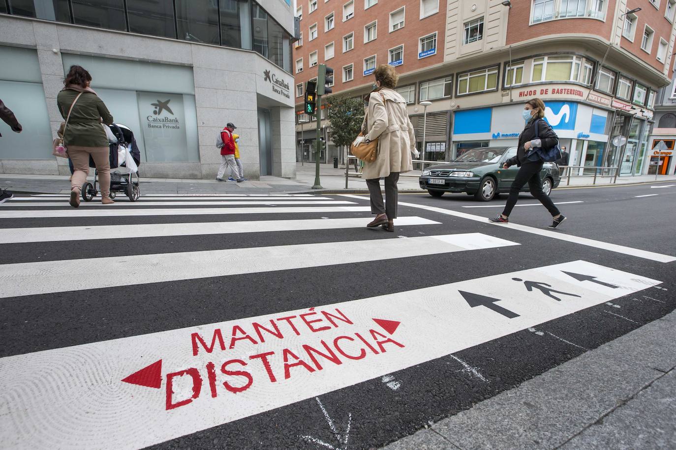 El Ayuntamiento de Santander ha comenzado a señalizar los pasos de cebra de la ciudad, especialmente los más concurridos, y estudia ampliar los tiempos de los semáforos con el objetivo de regular el cruce de los peatones garantizando la distancia de seguridad necesaria.