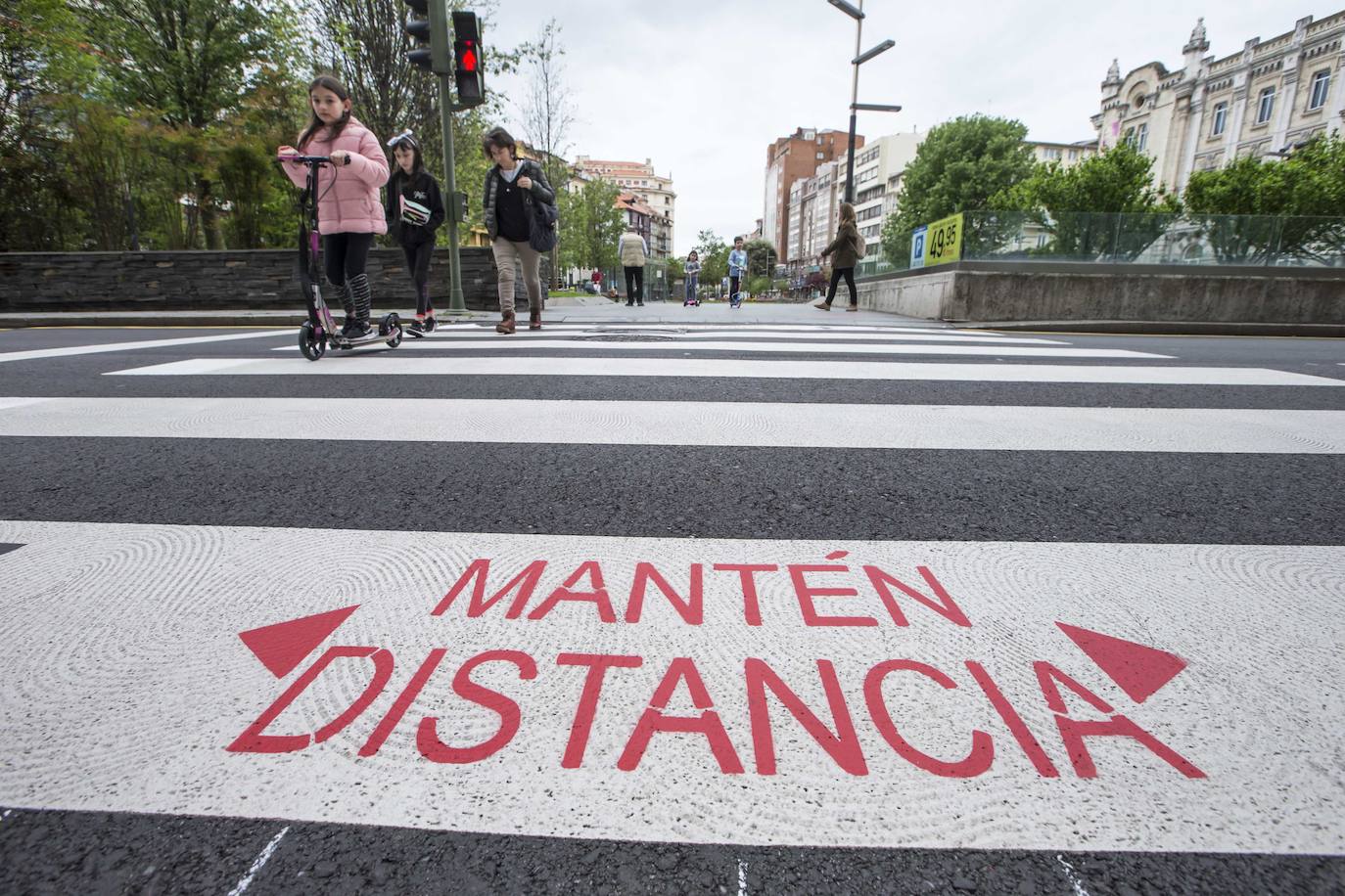 El Ayuntamiento de Santander ha comenzado a señalizar los pasos de cebra de la ciudad, especialmente los más concurridos, y estudia ampliar los tiempos de los semáforos con el objetivo de regular el cruce de los peatones garantizando la distancia de seguridad necesaria.